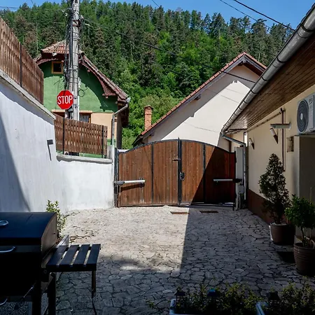 Сasa de vacaciones Ceahlau Cozy House With Terrace, Bbq & Free Parking Braşov